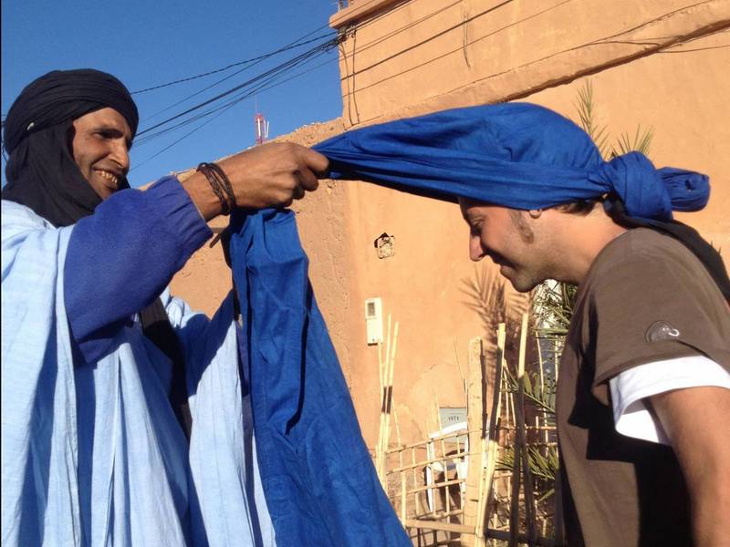 En Hassan ajuda a en Valentí a posar-se el turbant