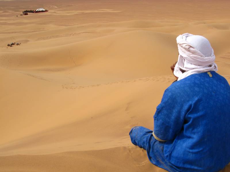 Mouad contemplando el horizonte