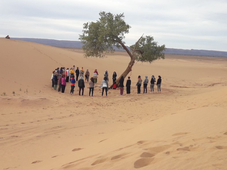 Bailando alrededor de un árbol en medio del desierto