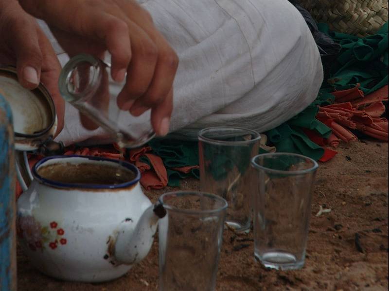 Preparando un te en el desierto